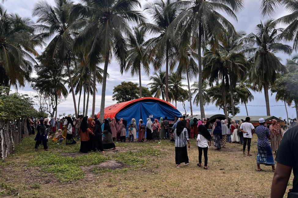 The local government, with operational support from IOM in Indonesia, established two emergency tents at Batee Beach, Pidie Regency, to provide a temporary accommodation for Rohingya refugees disembarked in Aceh. Photo: IOM / Karina Larasati.