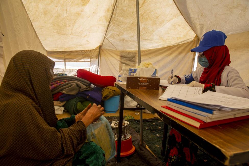 L'équipe sanitaire mobile de l'OIM fournit des soins de santé maternelle et infantile, un soutien en matière de santé mentale et psychosociale et une éducation sanitaire aux femmes déplacées à Kandahar. Photo : OIM 2021/Angela Wells